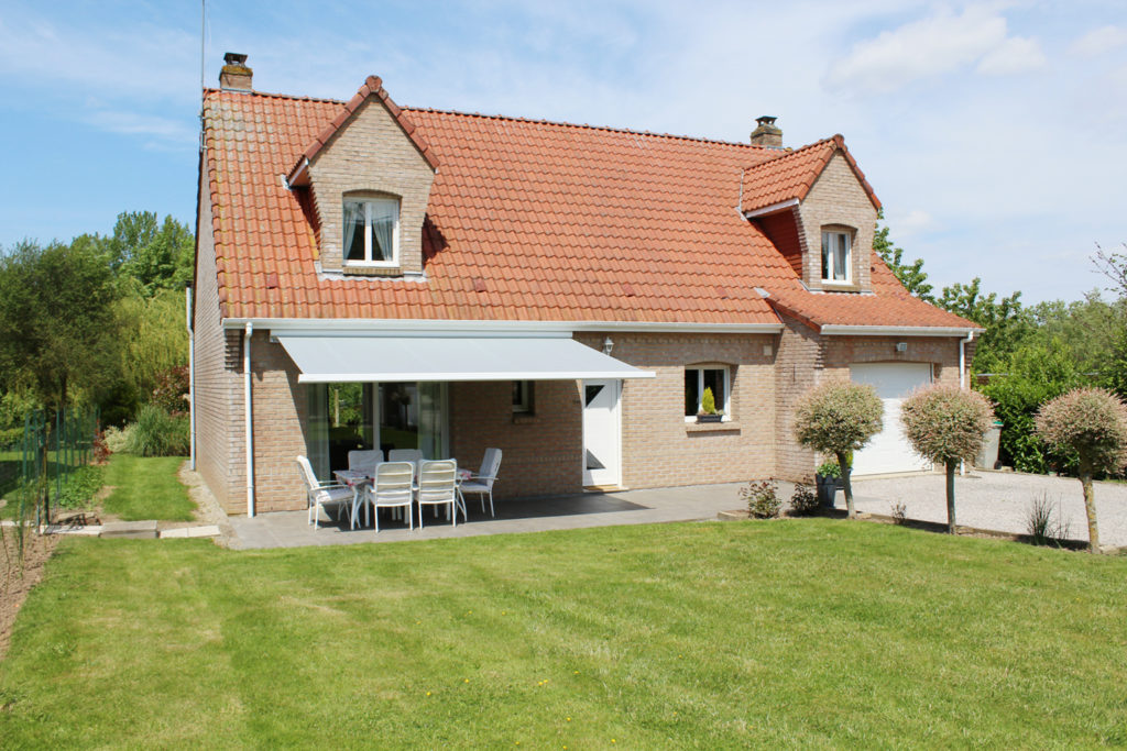 le Clos d'Alex - vue avant du gîte, du jardin et d'une terrasse